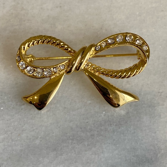 Gold tone brooch bow shape - Picture 2 of 4